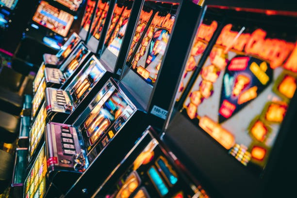 yupi poker table interface showing live cards and betting options